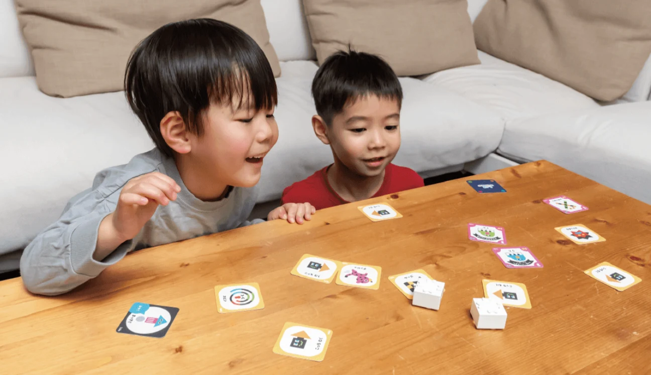 toioのカードを使ってプログラミング体験を楽しむ子どもたち